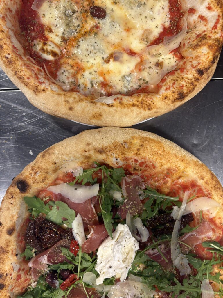 Pizzas italienne garnies maison à Granville