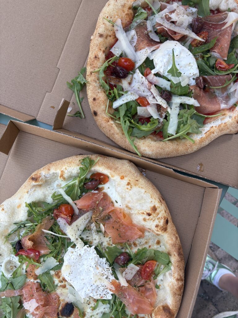 Pizza garnie de jambon de parme affiné – La Fringale, Granville