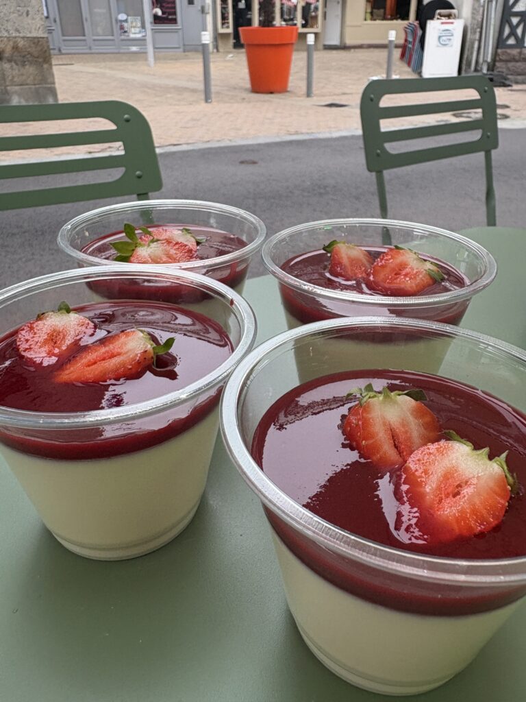 Panna cotta gourmande avec coulis de fruits rouges – La Fringale, Granville