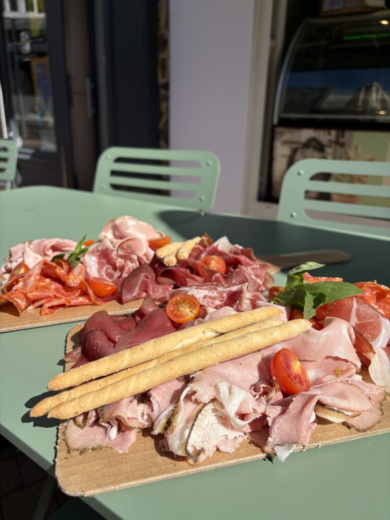 Sélection de charcuterie artisanale italienne avec légumes – La Fringale, Granville