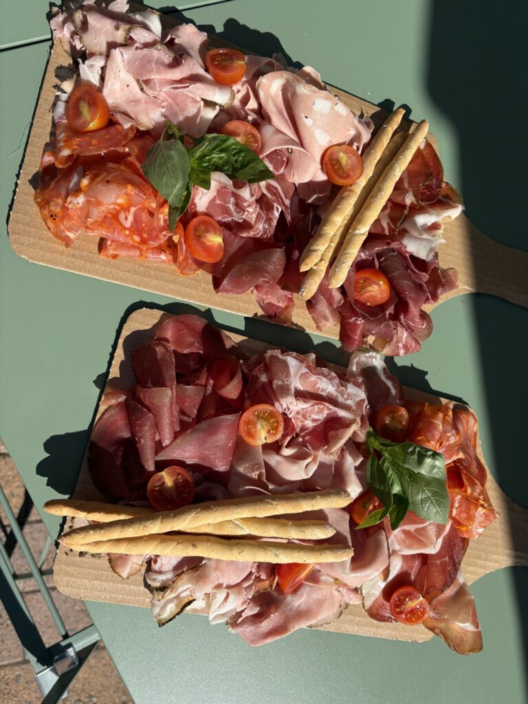 Assiette de charcuteries italiennes traditionnelles pour apéritif – La Fringale, Granville