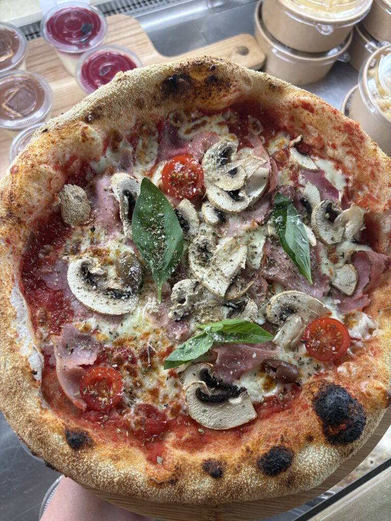 Pizza Reine garnie de jambon et champignons – La Fringale, Granville