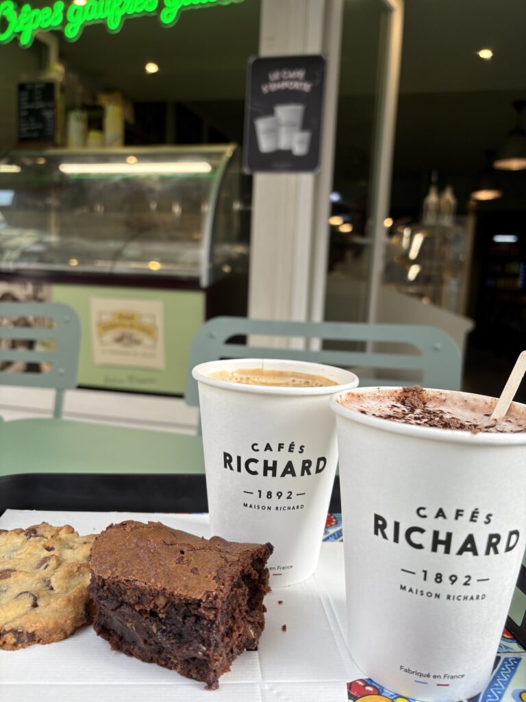 Tasse de café italien chaud servi à La Fringale, Granville